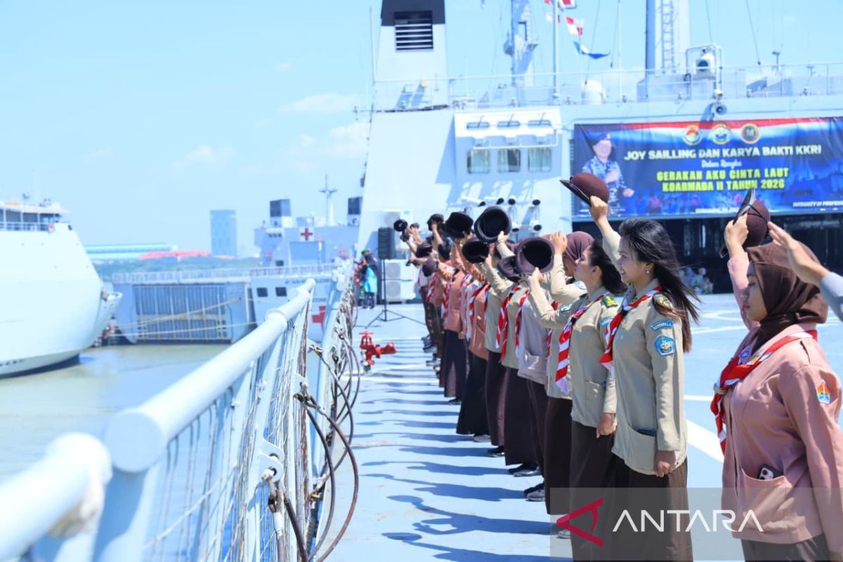 Indonesian Navy Invites Students Aboard Warship for Maritime Education