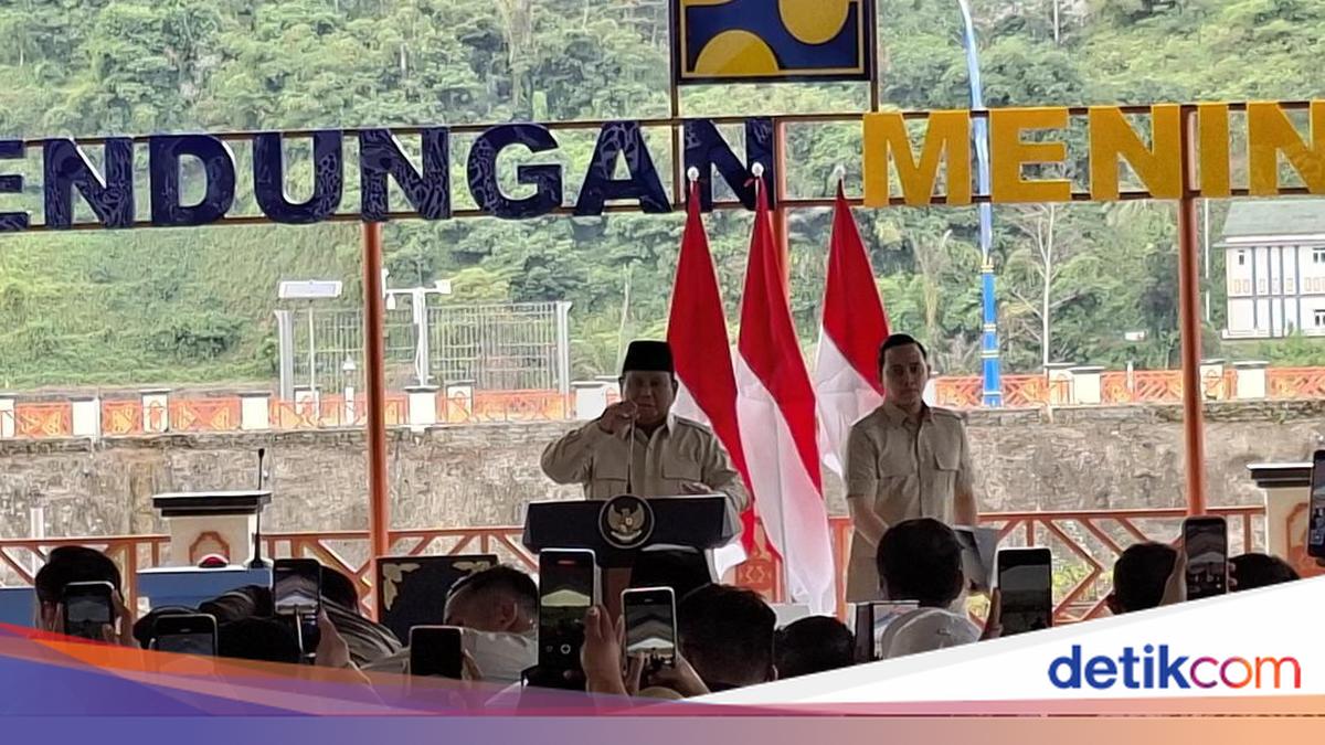 Residents Hysterically Welcome Prabowo for Meninting Dam Inauguration
