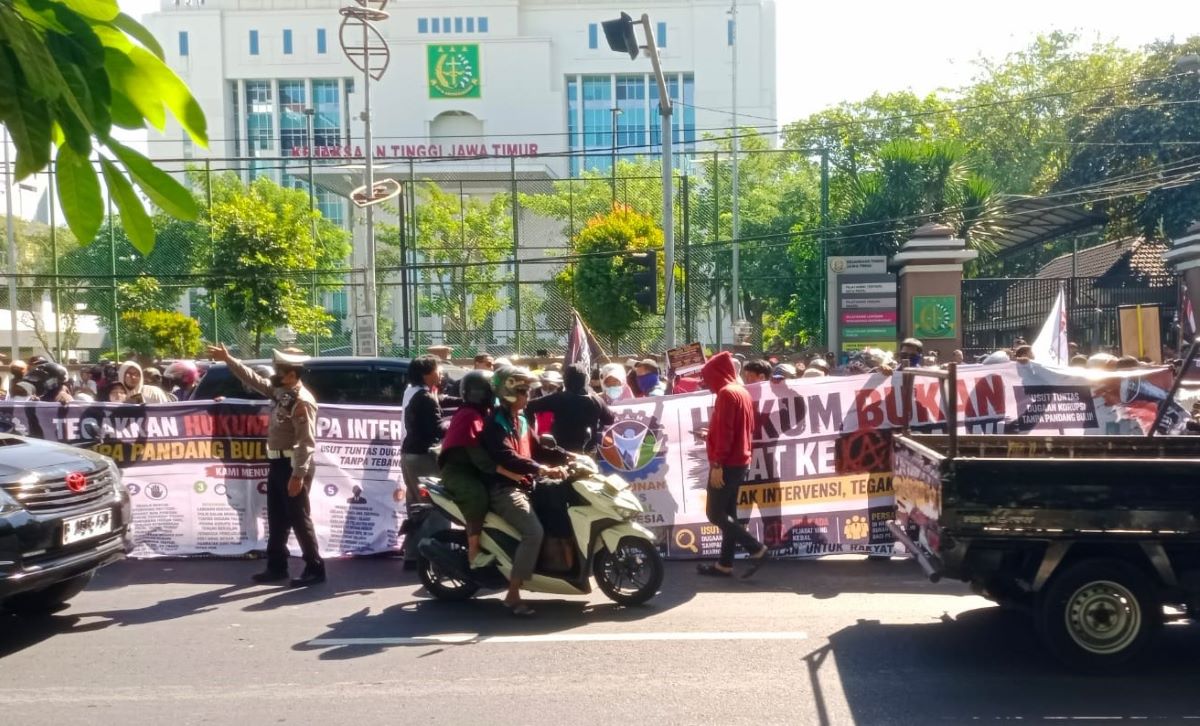 Activists Rally at East Java High Prosecutor's Office Demanding Legal Transparency