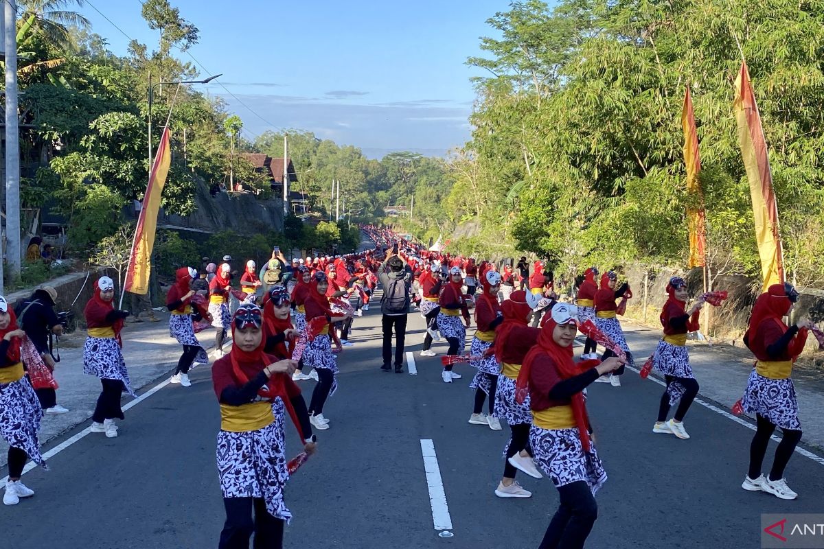 Gunungkidul's 'Penthul Tembem' Creative Gymnastics Sets MURI and World Record