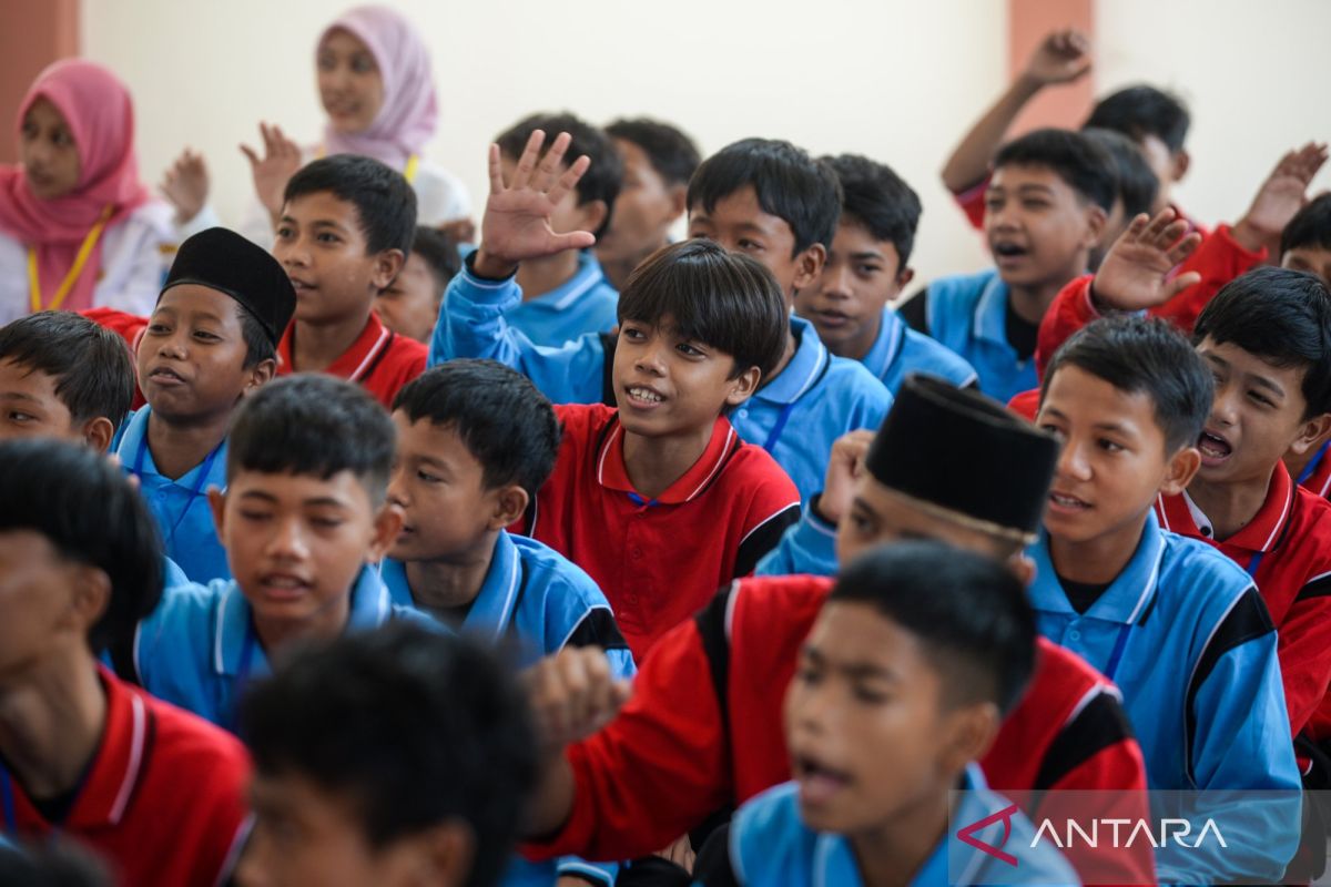 Minister urges schools to create safe, comfortable MPLS environment