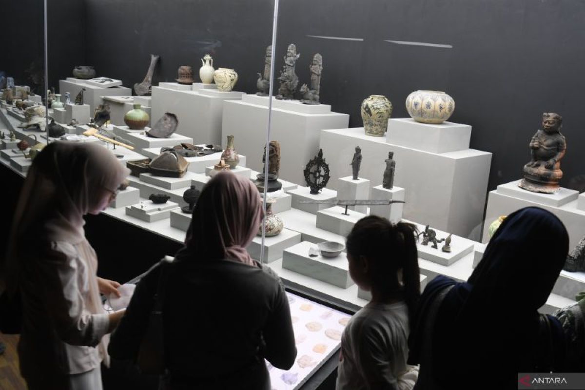 US returns two stolen bronze statues to Indonesia