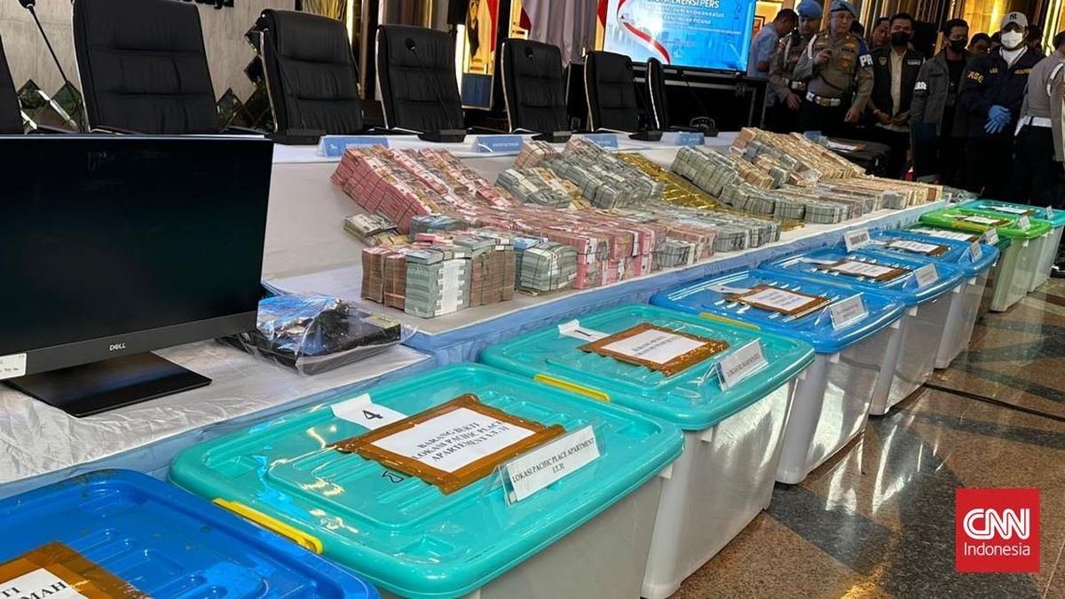 Police Display Evidence of Dollars and Gold Bars in Corruption Case