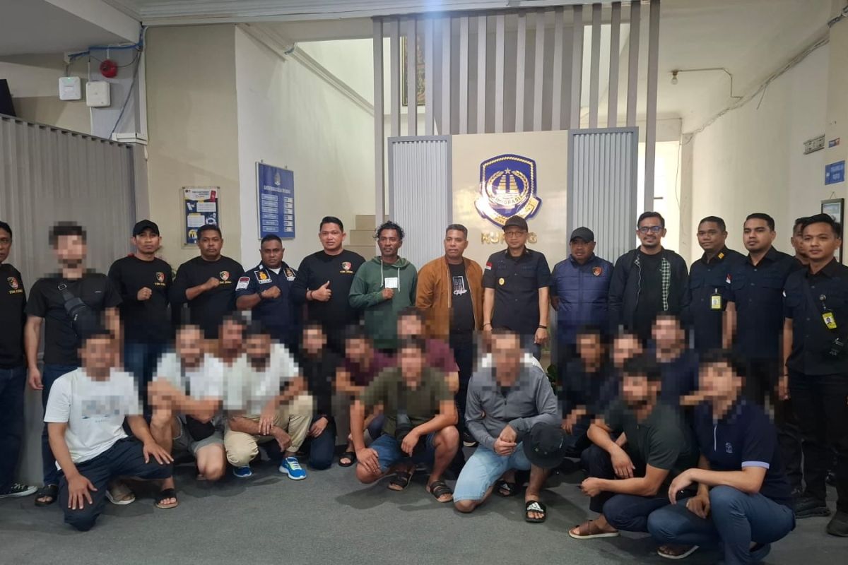 Alor Police Hand Over 16 Uzbek Nationals to Kupang Immigration