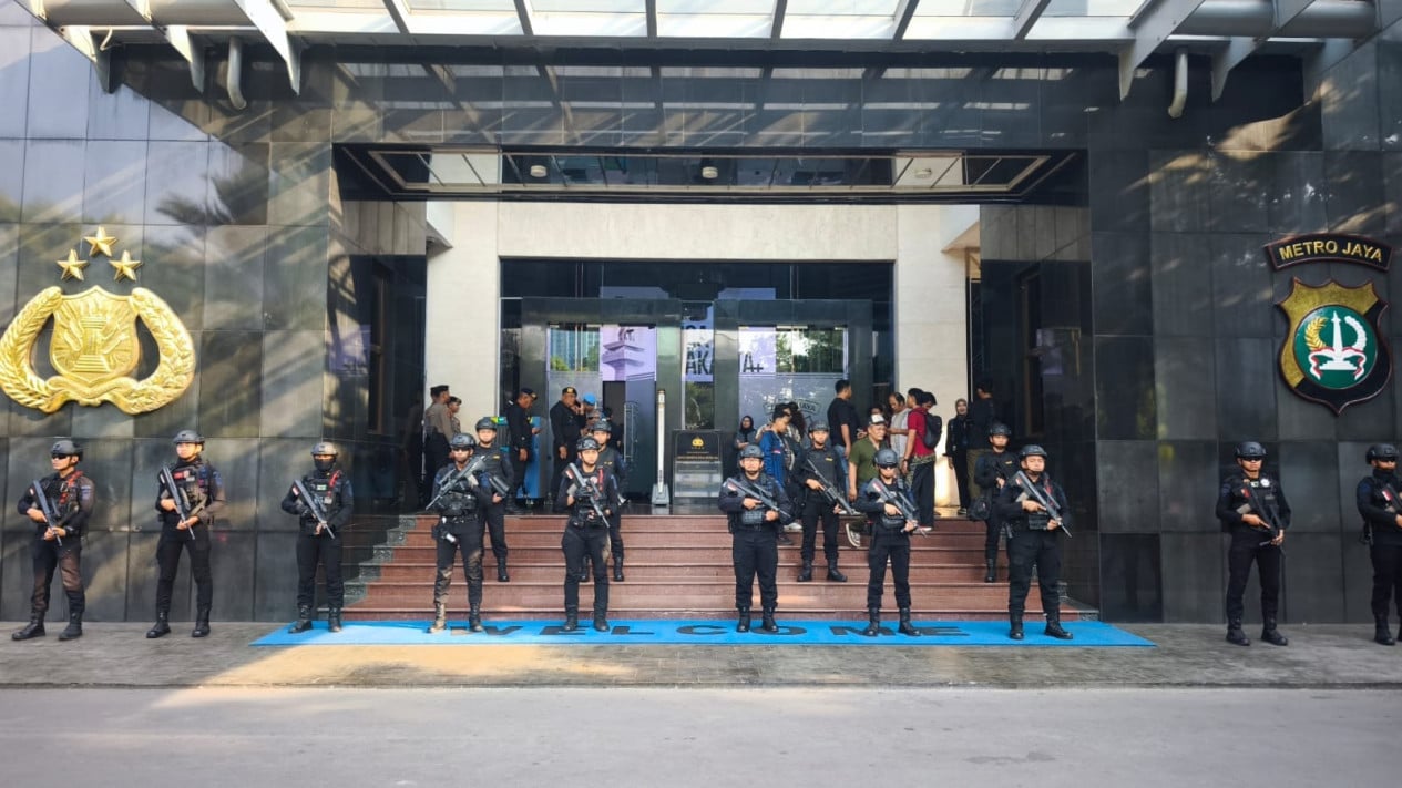 Polda Metro Jaya Guarded by Armed Brimob Ahead of Press Conference on Three Corruption Cases