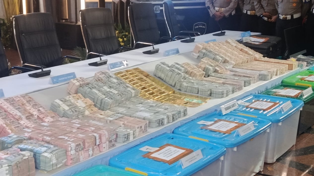 Police Display Stacks of Dollar Bills and Gold Bars from Raids