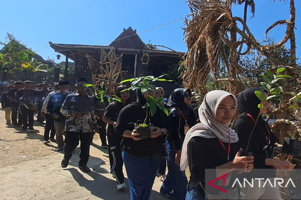 Tree-planting ritual opens Indonesia's Lima Gunung Festival