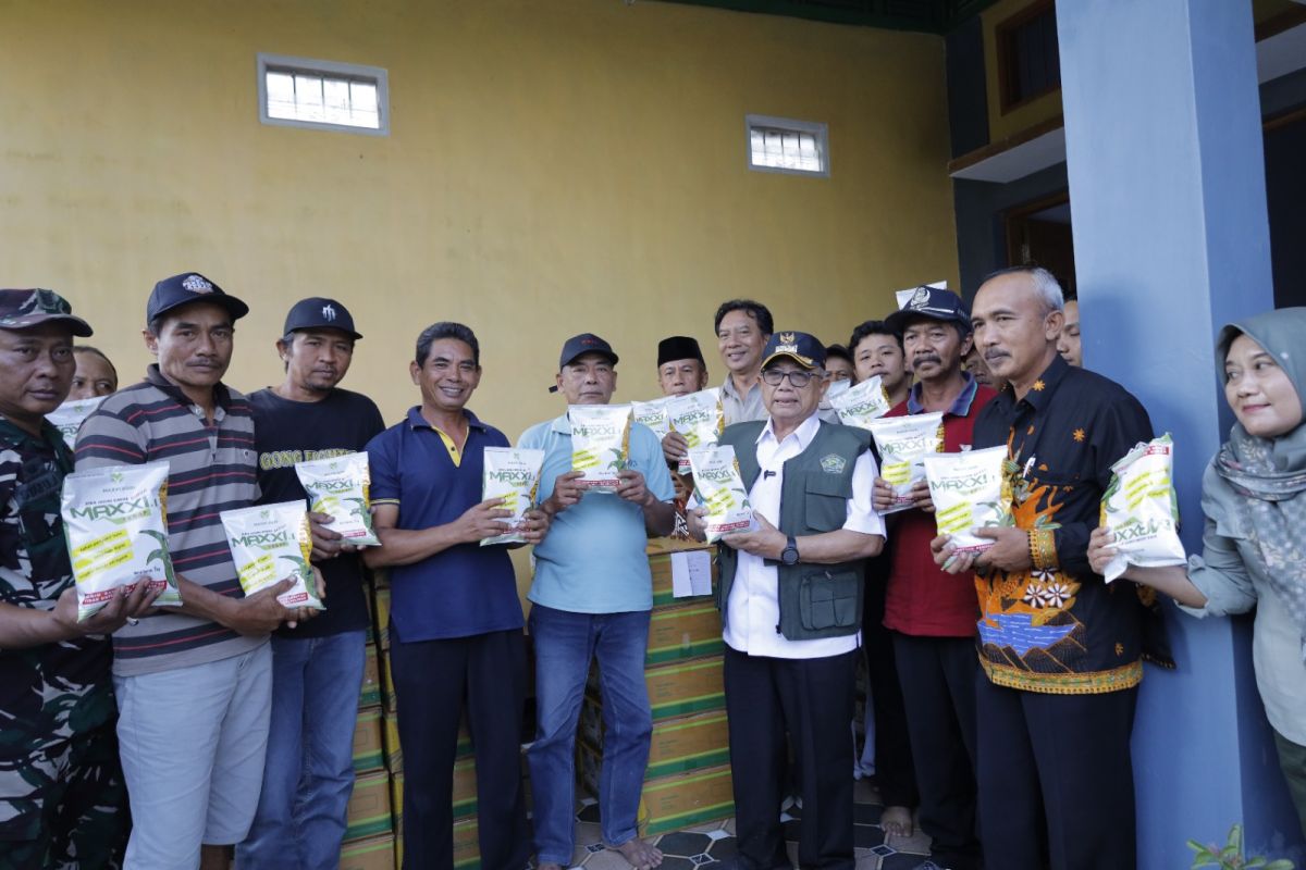 Agriculture Ministry Distributes Hybrid Corn Seeds to Blitar Farmers