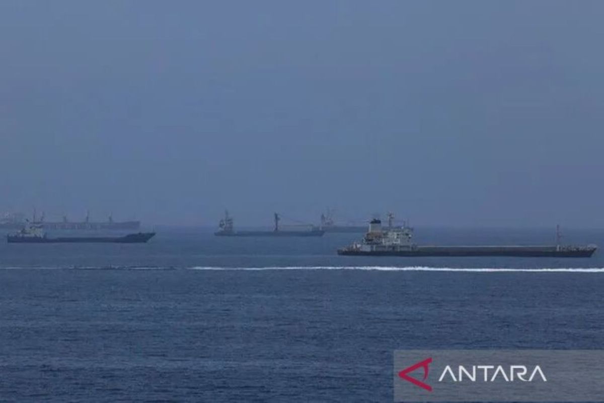 US Urges Merchant Ships to Use Southern Route in Hormuz Strait