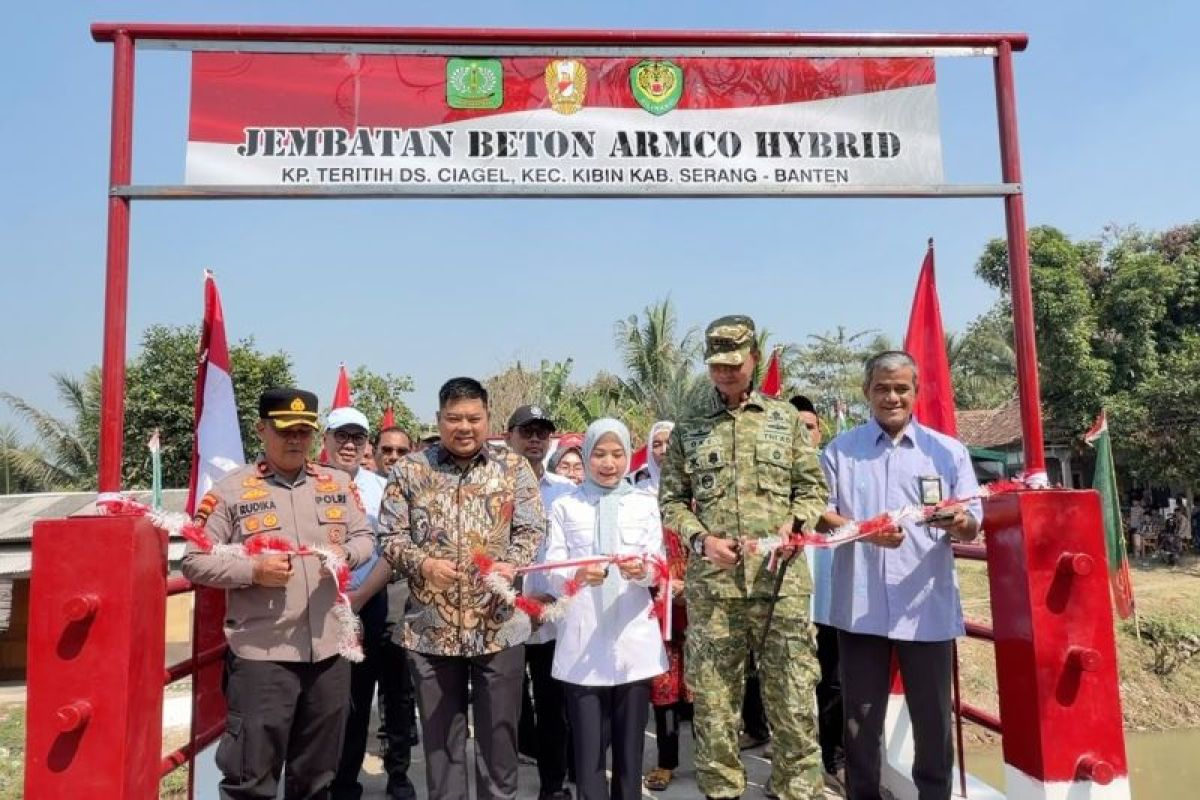TNI provides safe bridges for Serang residents at six strategic points