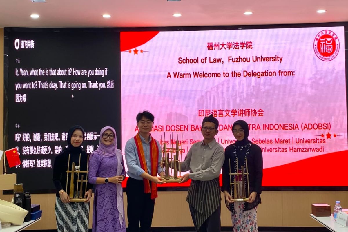 Two Unnes Lecturers Teach Indonesian Language in China