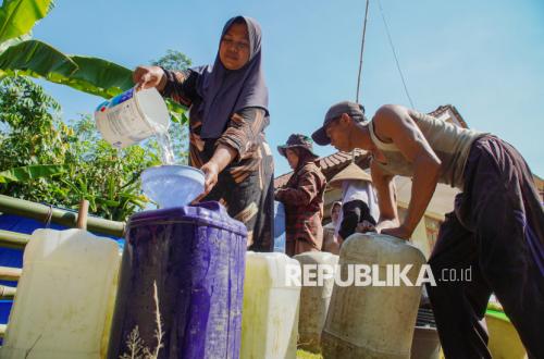 Drought Spreads, Lumajang Residents Begin Receiving Clean Water Aid