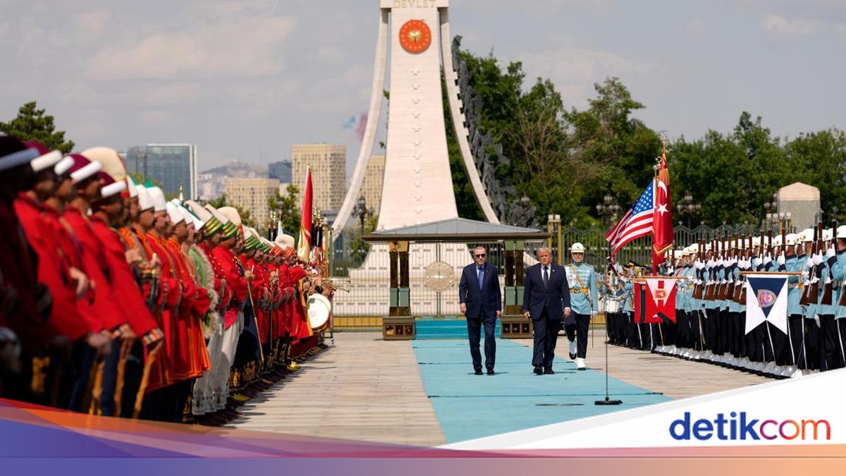 Unusual Welcomes for Trump: From a Blue Carpet in Turkey to Lavender in Saudi Arabia