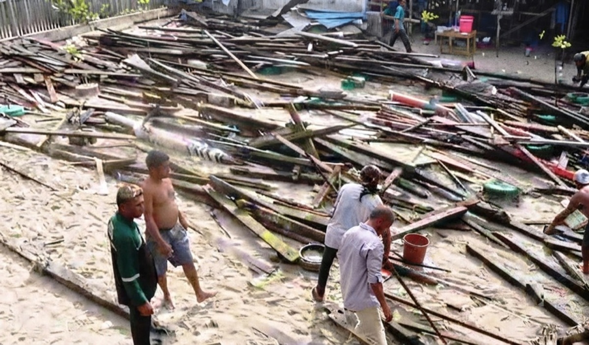 Three Houses Collapse in Balikpapan After Being Hit by Waves; Residents Evacuated