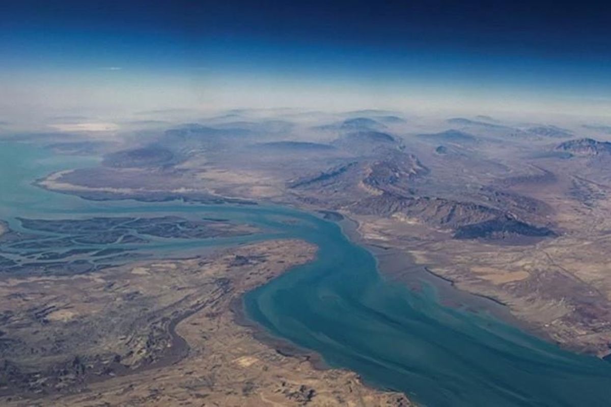US Urges Iran to Keep Strait of Hormuz Open Amid Escalating Tensions