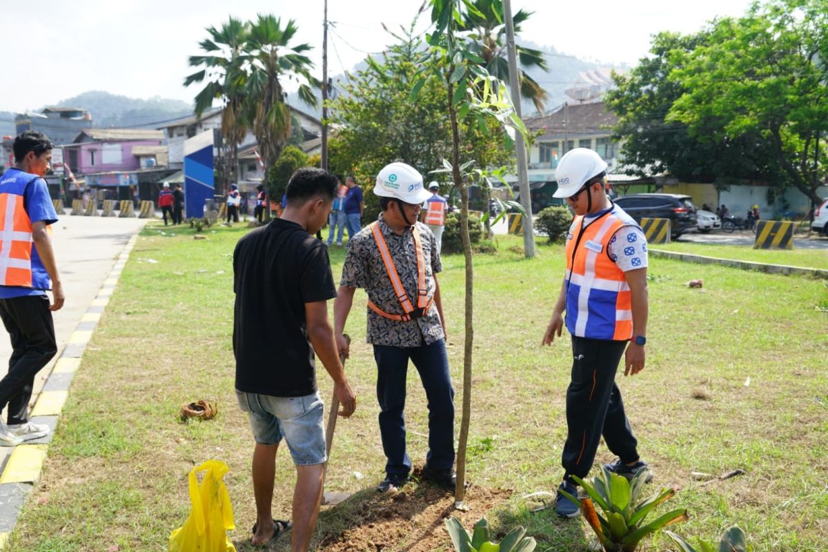 Pelindo Regional 2 Plants 250 Trees to Support Port Decarbonisation
