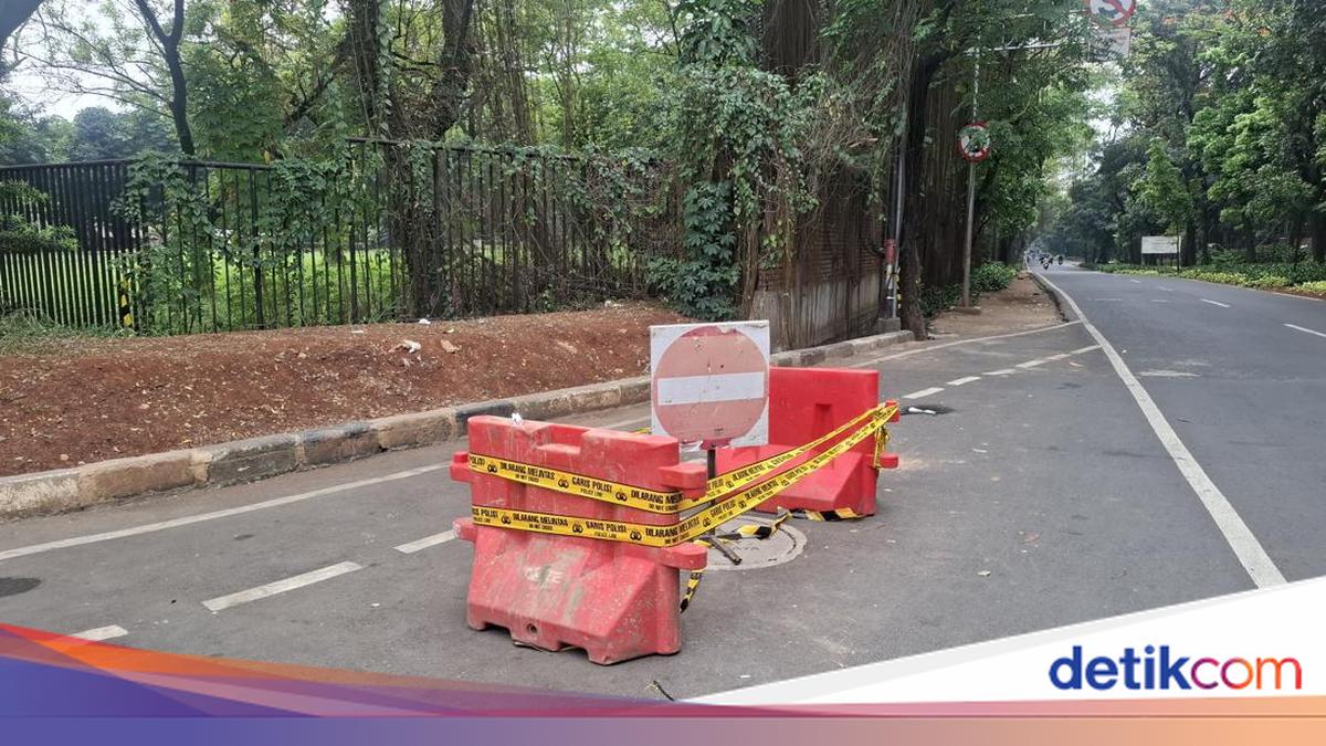 Police Line Installed at East Jakarta Culvert Where Three Workers Died
