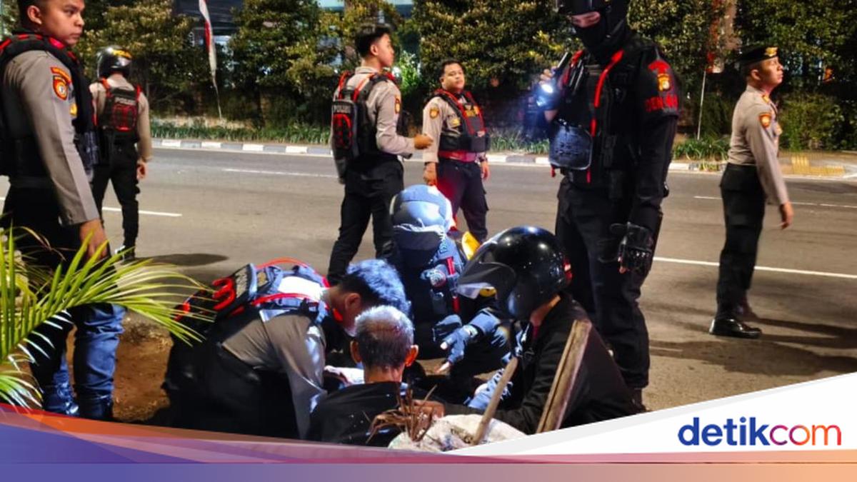Brimob Metro Police Evacuate Accident Victim During Patrol in North Jakarta