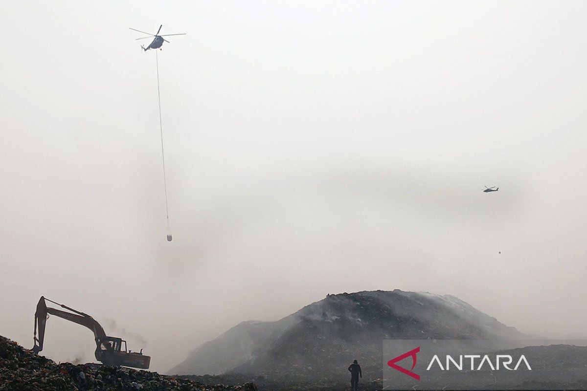 BNPB: Water bombing helicopters grounded as Jatiwaringin landfill fire extinguished
