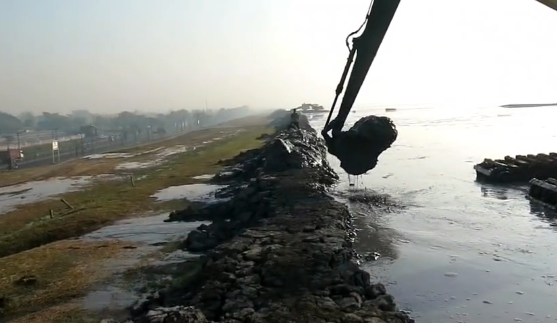 PPLS Anticipates Shift in Sidoarjo Mudflow to the West, Optimises Four Dredgers