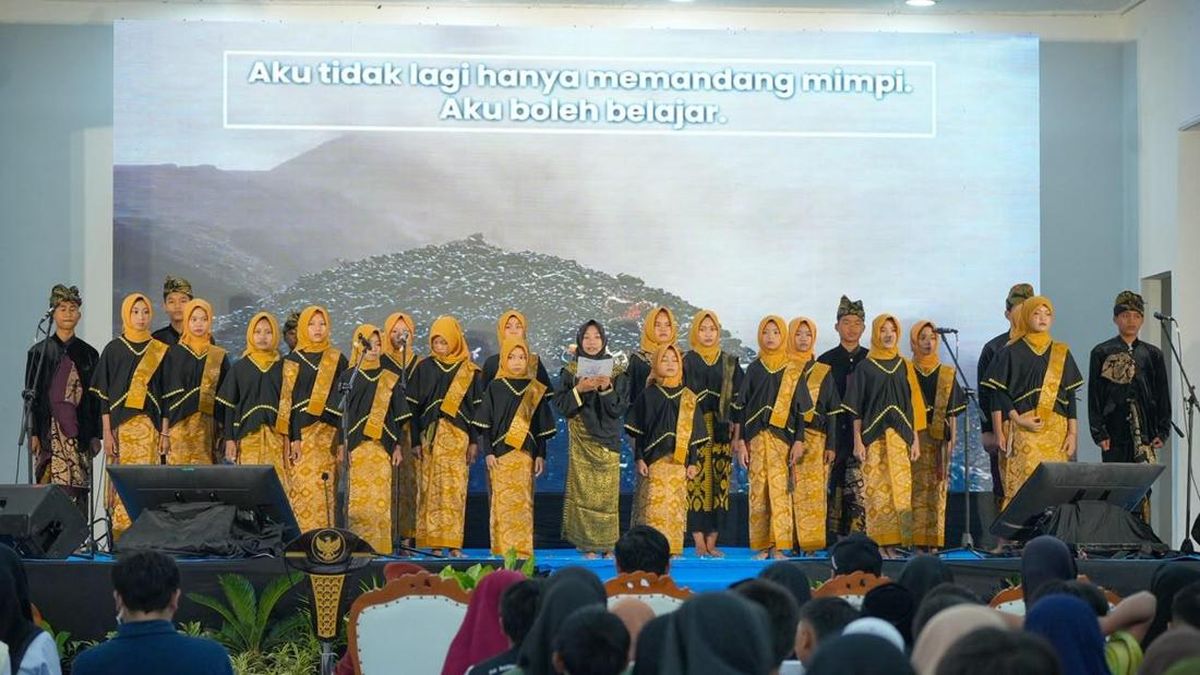 English-Language 'Putri Mandalika' Drama Enlivens Sekolah Rakyat Open House