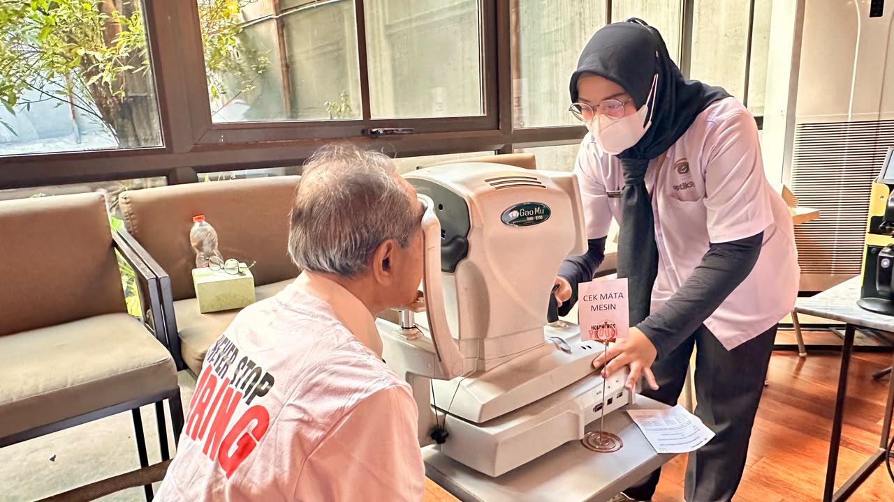 Regular Eye Exams Help Elderly Maintain Quality of Vision