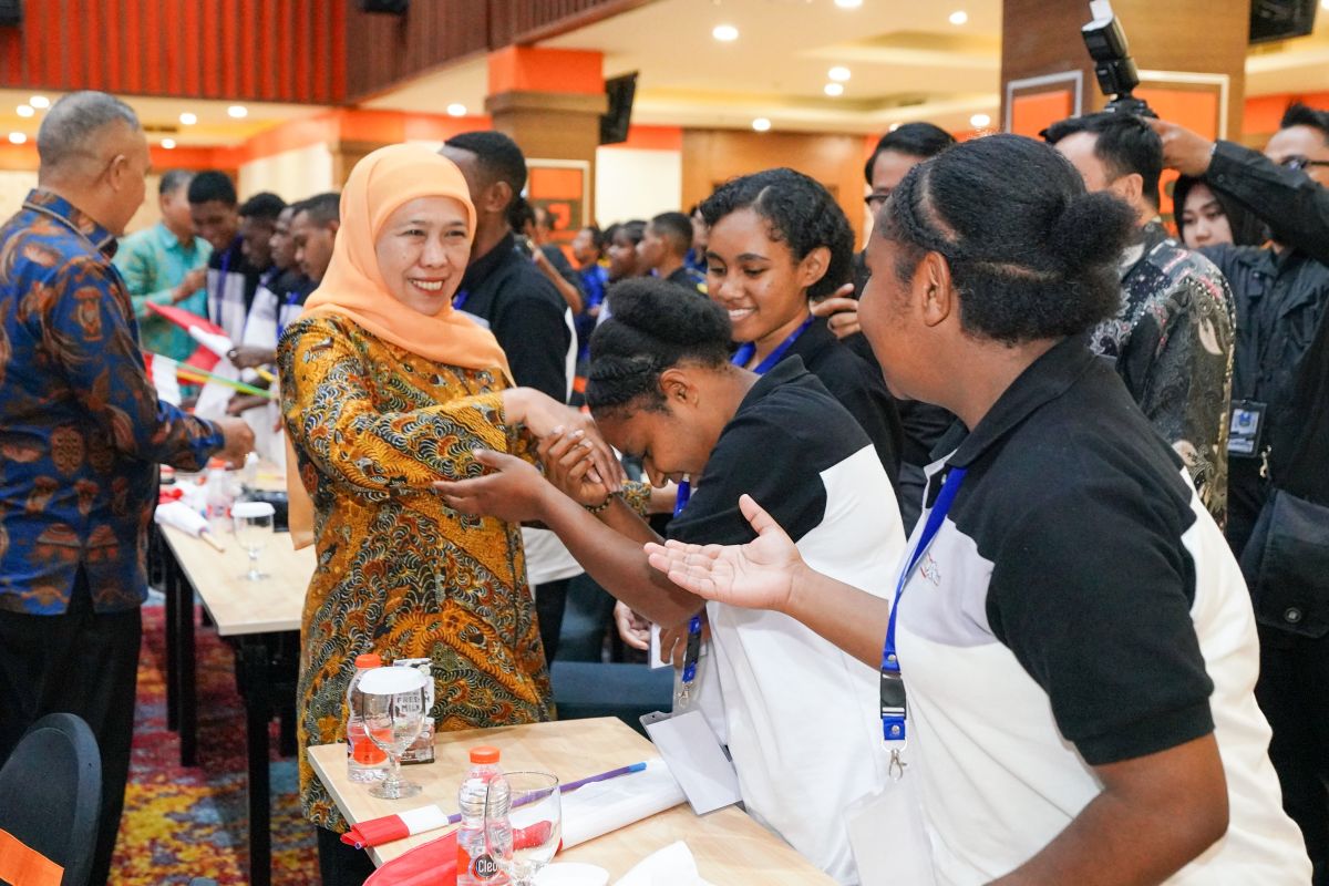 Khofifah urges teachers to fully guide ADEM students to become a superior generation