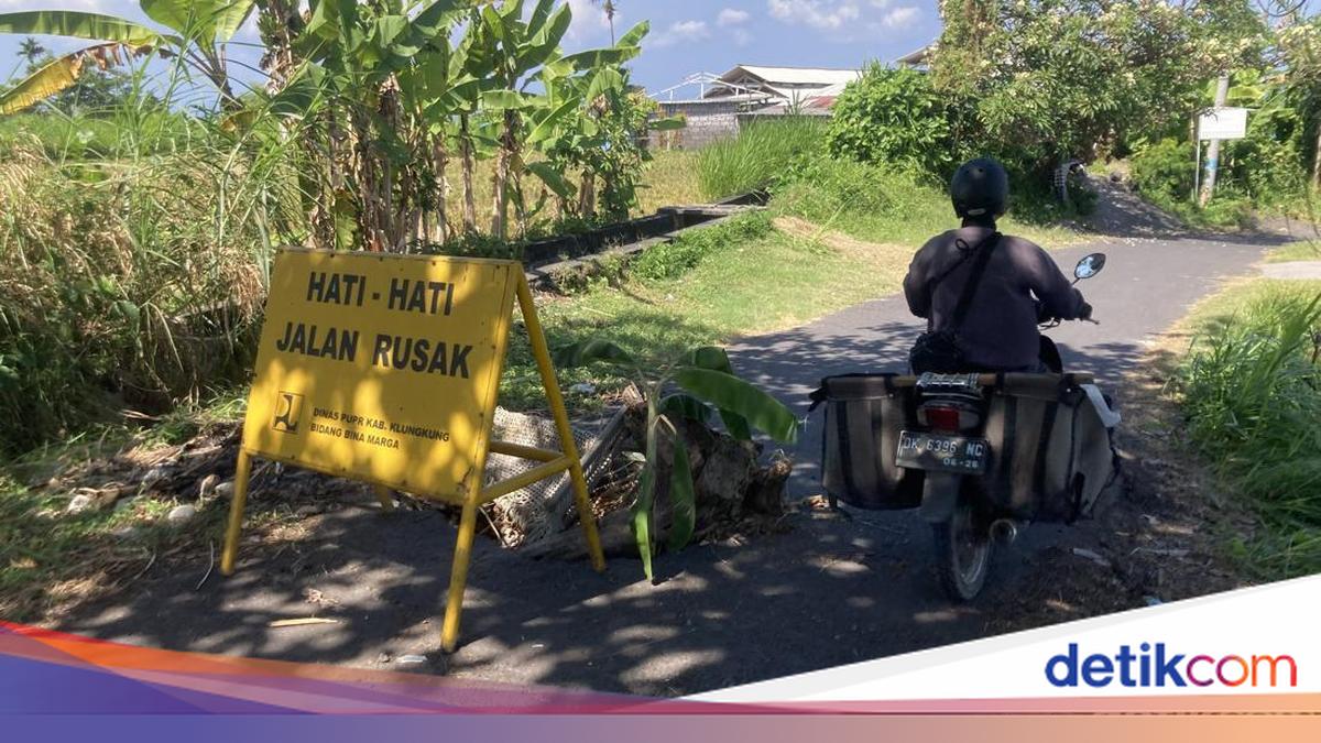 Collapsed Road Cuts Off Car Access to Klotok Beach in Klungkung