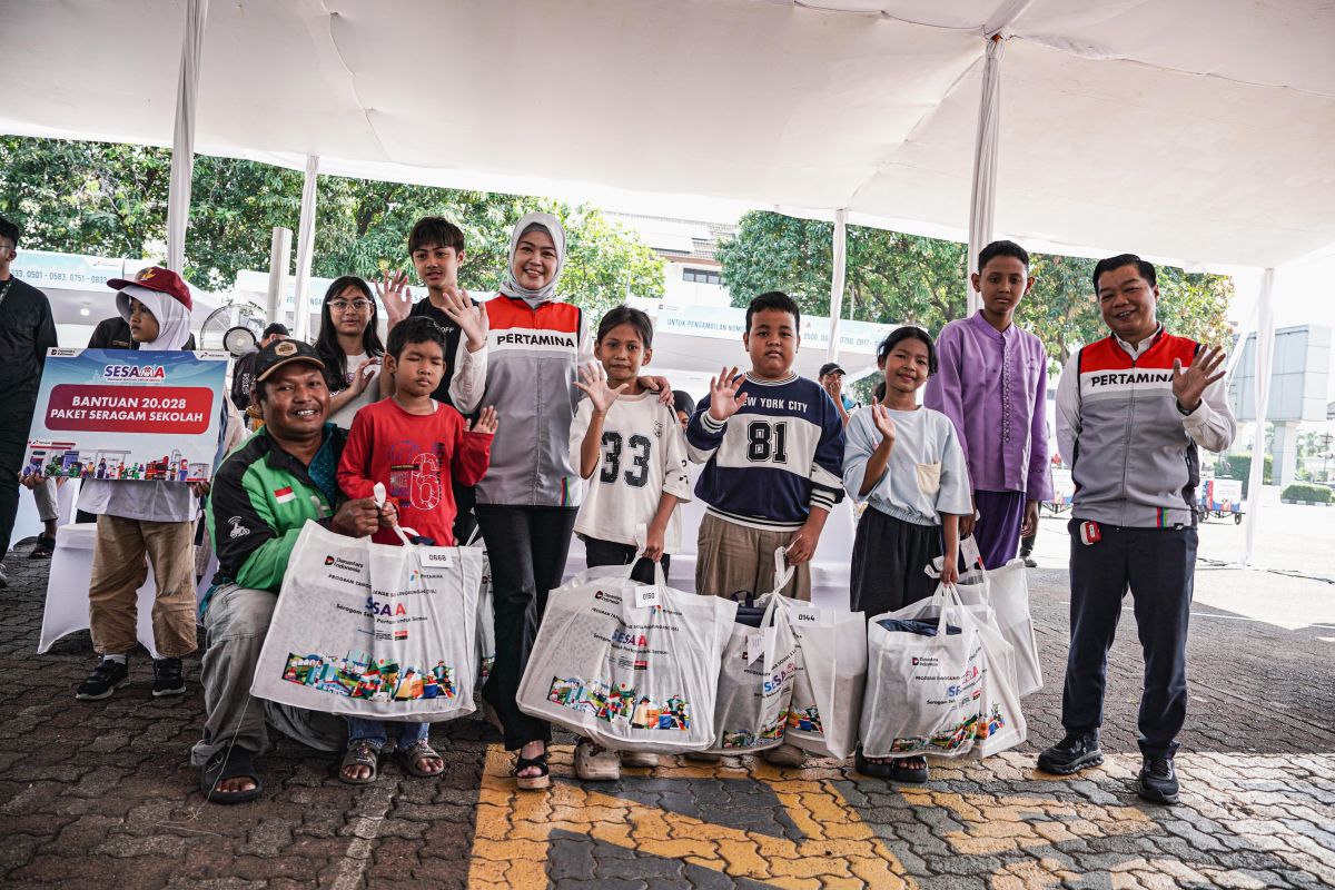 Pertamina distributes school uniforms, basic food packages, and business empowerment aid