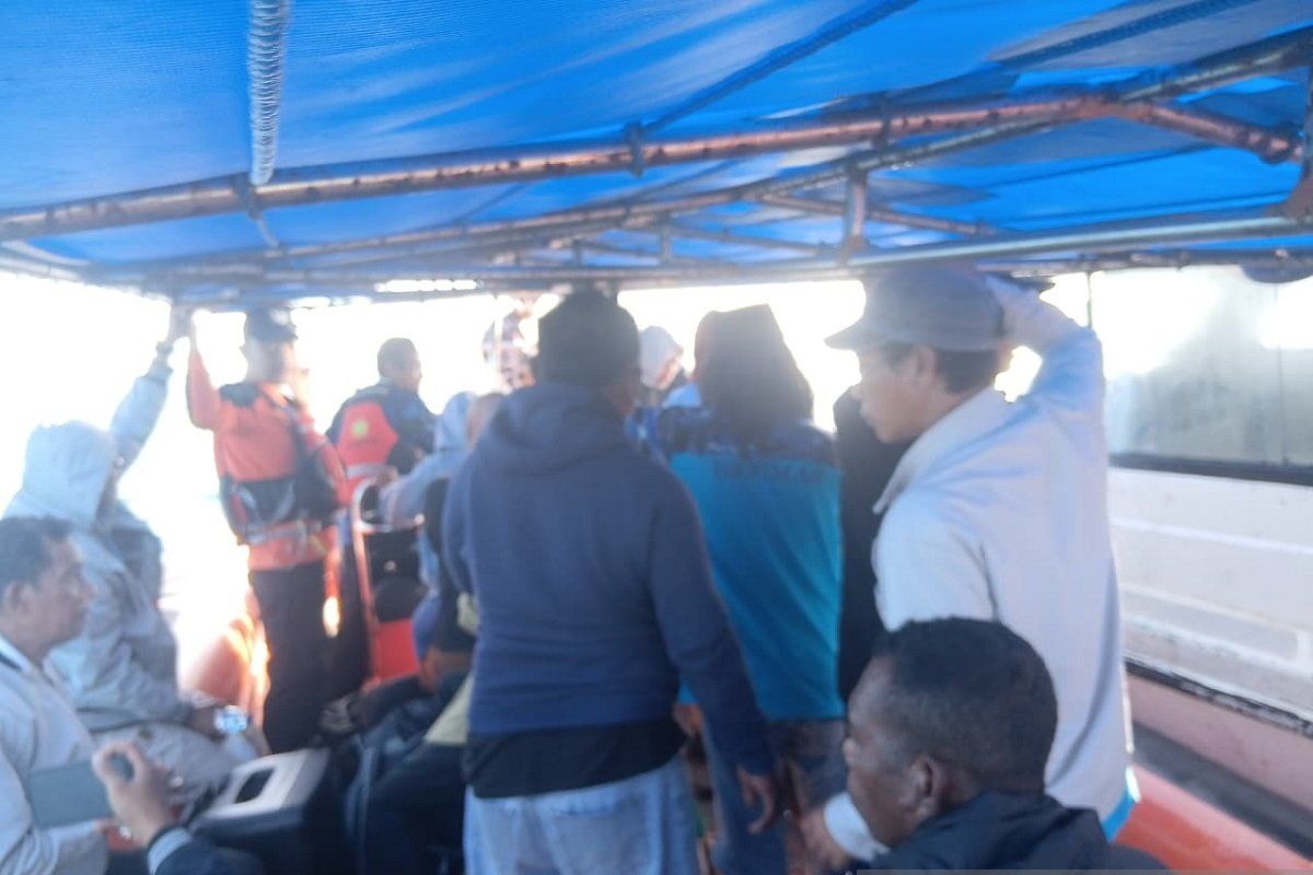 SAR team evacuates 14 passengers from broken-down speedboat in Aru Islands