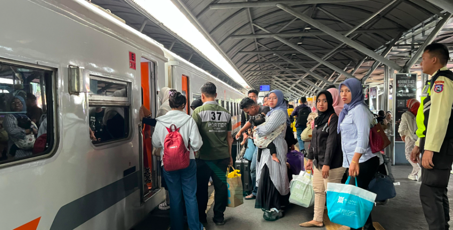 School Holiday Return Peak: 39,320 Passengers Crowd KAI Daop 8 Surabaya Stations