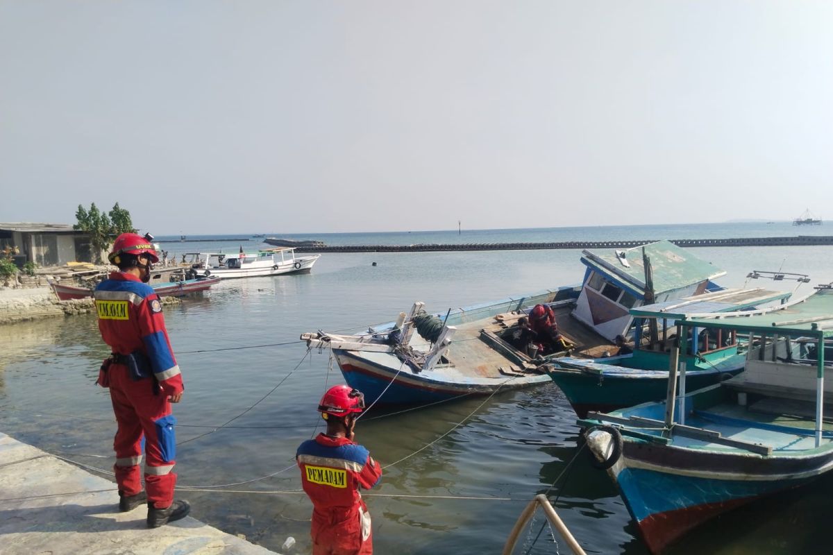 Fire and Rescue Service Evacuates Sunken Vessel in Pulau Pari Waters