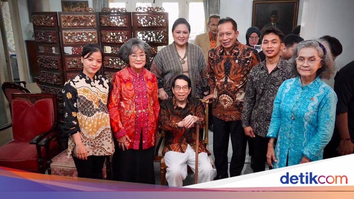 Cooperatives Minister Visits Bung Hatta's Home, Vows to Continue Cooperative Struggle