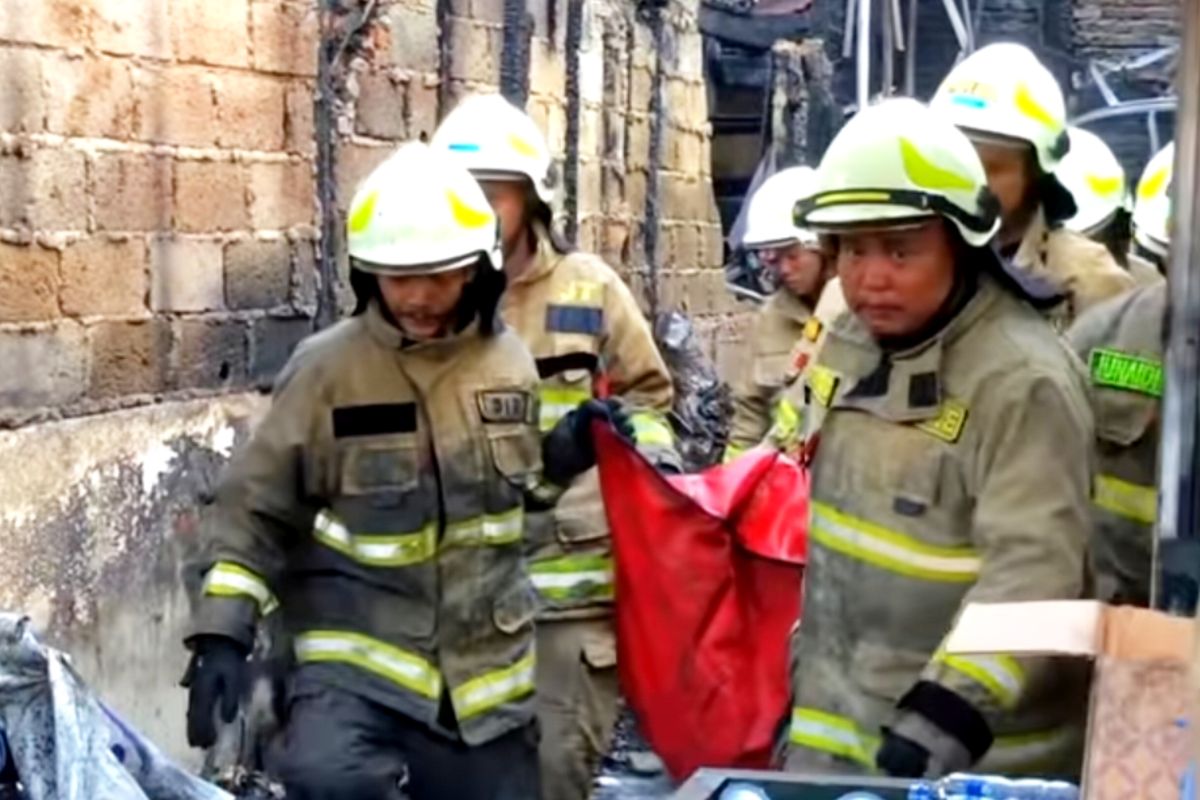 Three dead, one injured in Pulogadung shophouse fire