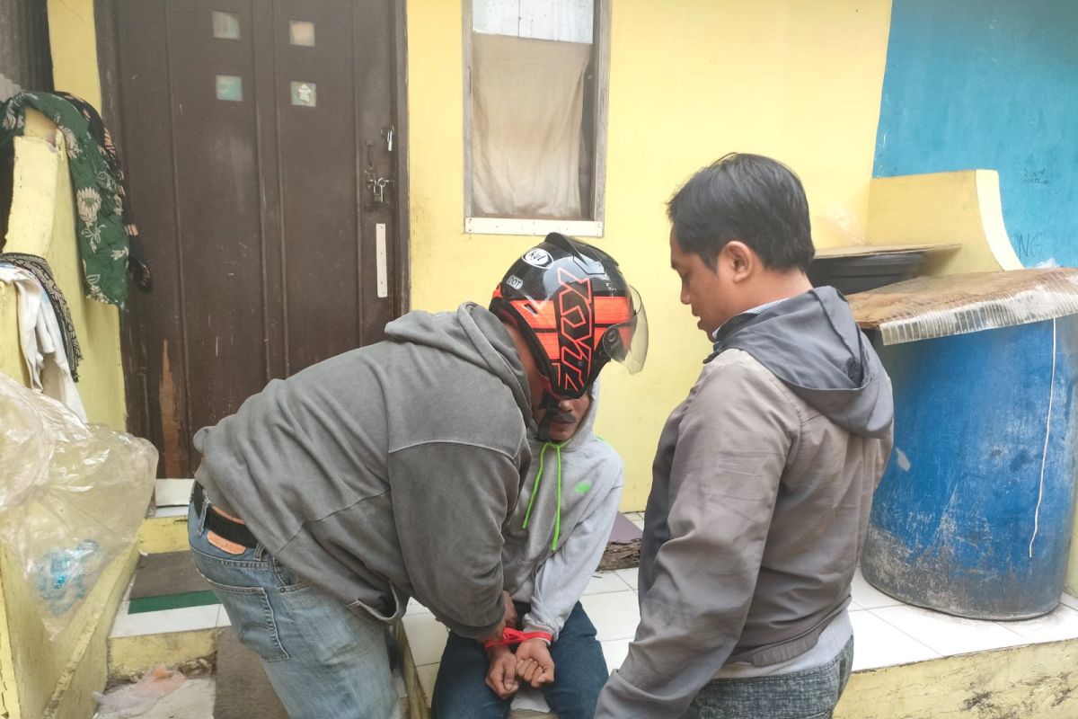Police arrest labourer for distributing methamphetamine in Muara Baru area