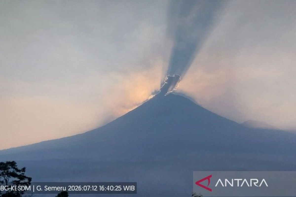 Mount Semeru Erupts Eight Times, Ash Column Reaches 900 Metres