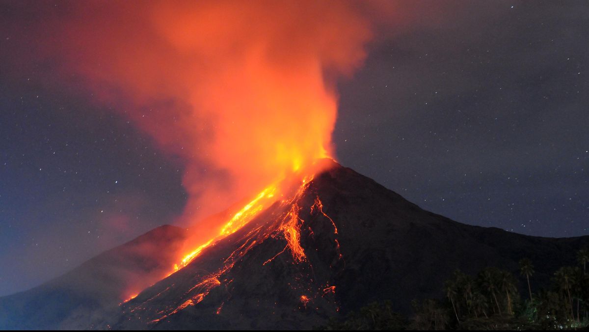 Mount Karangetang in North Sulawesi Erupts, Spewing Incandescent Lava 400 Metres High