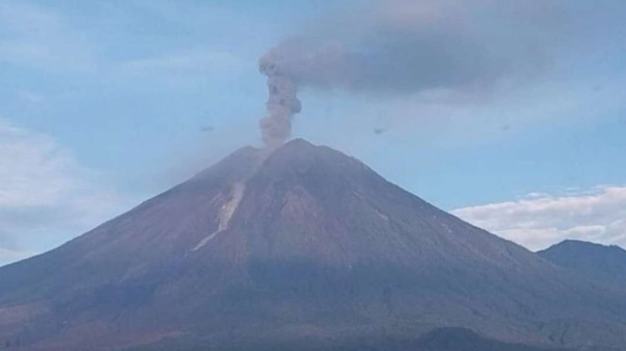 Mount Semeru Erupts Eight Times, Ash Column Reaches 900 Metres