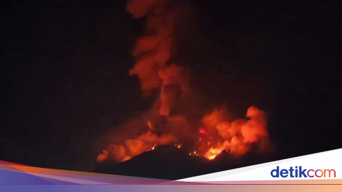 Mount Karangetang in North Sulawesi Erupts, Spewing Incandescent Material