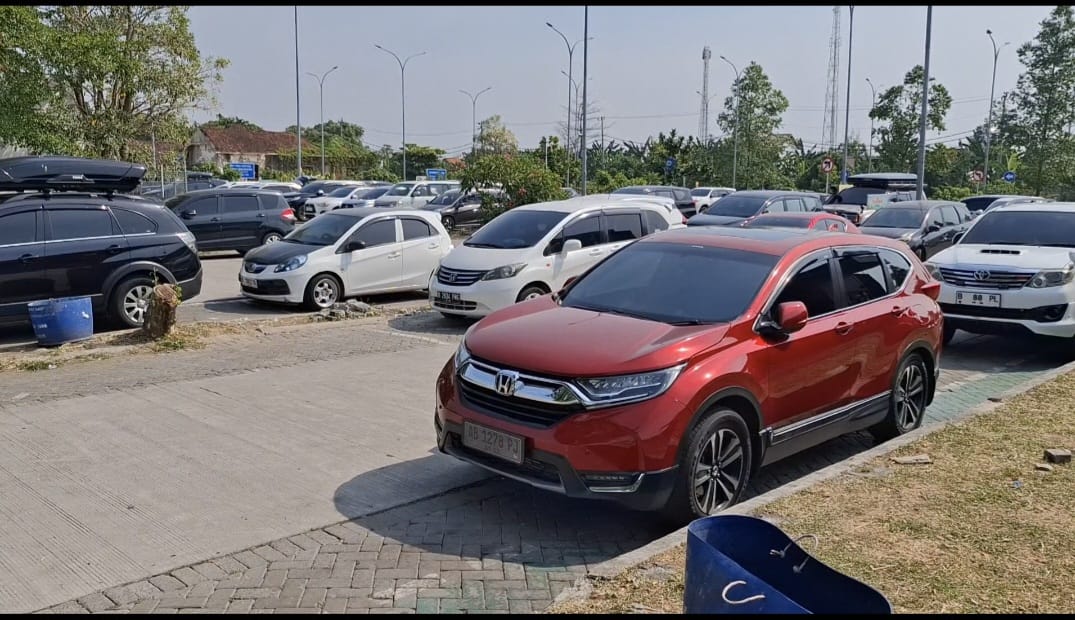 School Holidays End, Heritage Banjaratma Rest Area on Pejagan-Pemalang Toll Road Packed with Vehicles