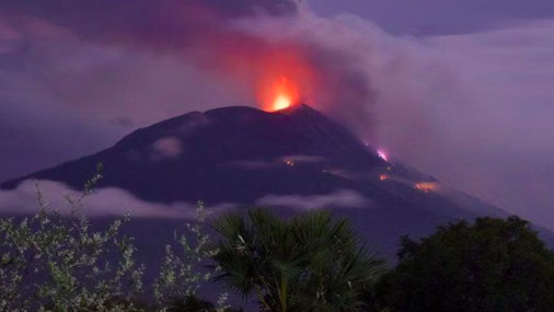Mount Karangetang Ejects Incandescent Material, Status Remains at Alert Level II