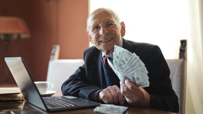 Understanding the Difference Between Pension Funds and Emergency Funds