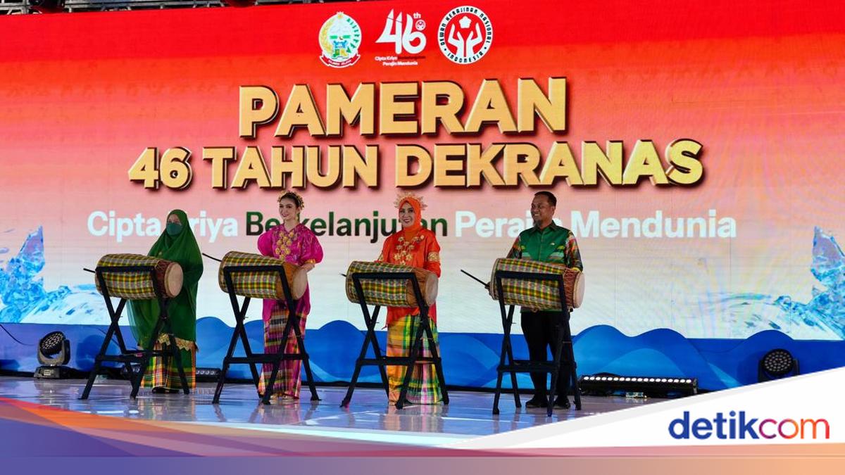 Tri Tito Attends Dekranas 46th Anniversary Celebration in Makassar Wearing South Sulawesi Traditional Attire