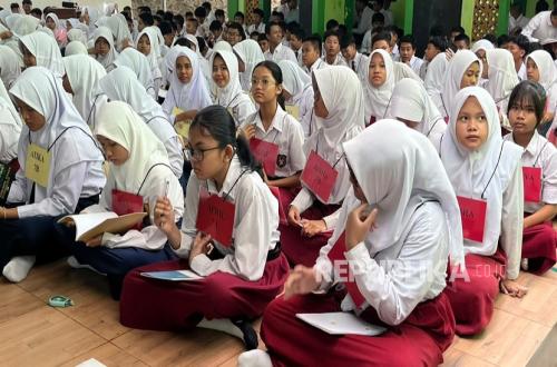 Yogyakarta Mayor Urges Schools Not to Force Students to Buy New Uniforms on First Day