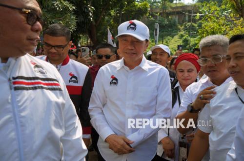 Lawyer: Jokowi to Attend Trial, Bringing Diplomas from Primary School to UGM Graduation