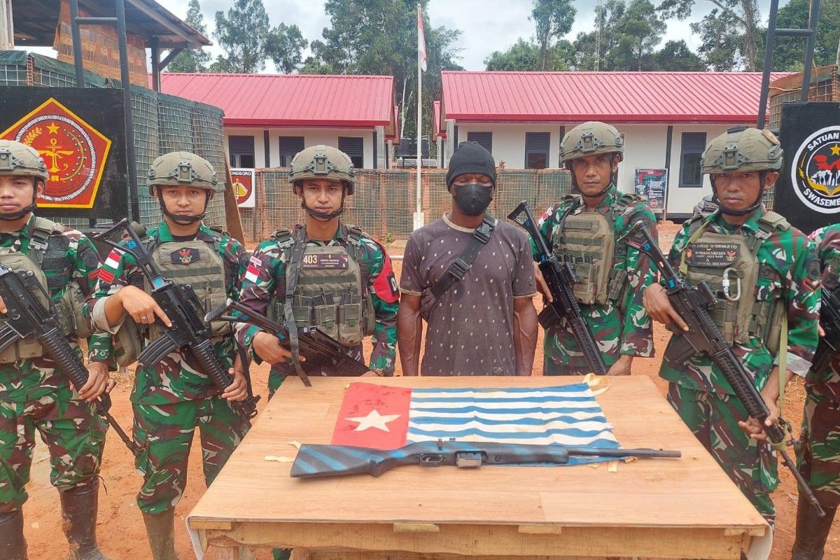 Papua KKB Member Surrenders to Indonesian Authorities, Hands Over Firearm and Separatist Flag