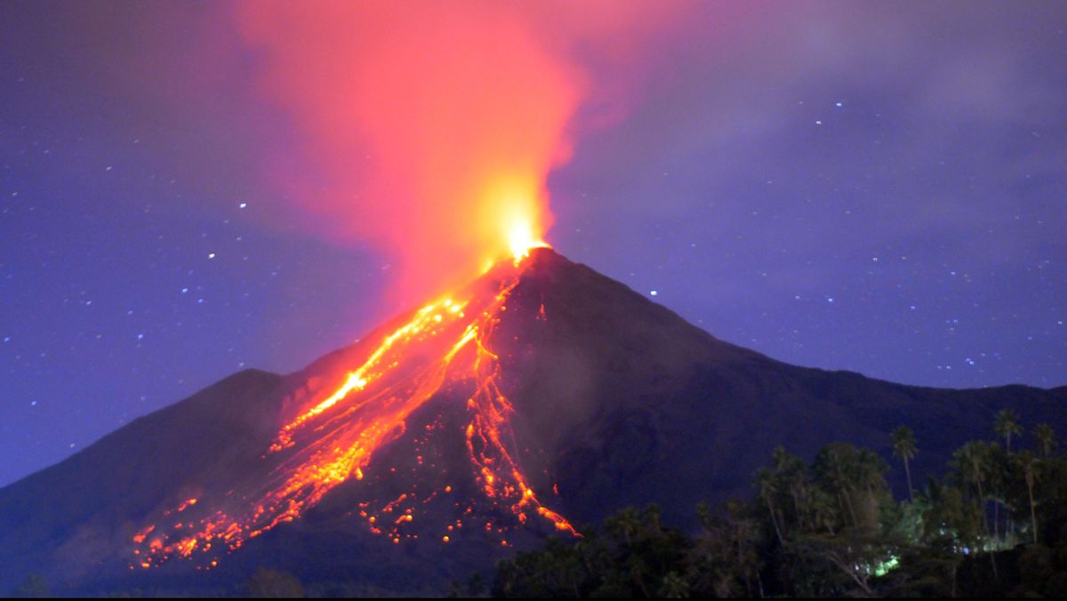 Mount Karangetang Erupts, Residents Urged to Avoid Danger Zone