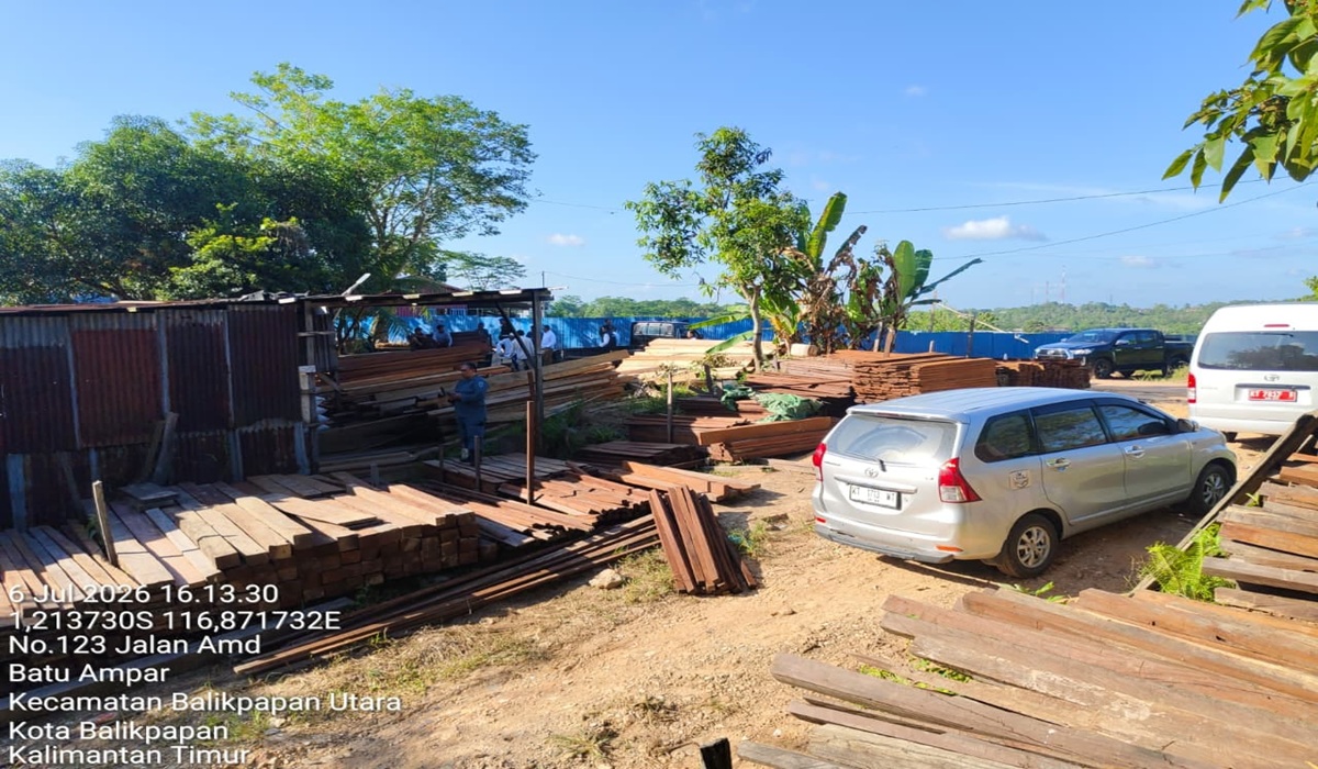1,205 Illegal Logs Seized in Balikpapan Amid Document Forgery Scheme