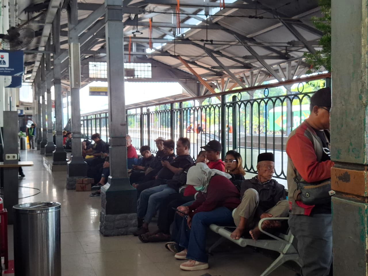 Tegal Station Serves 140,000 Passengers During School Holidays