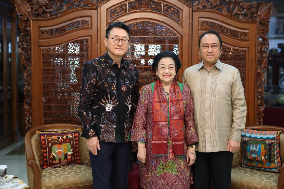 Megawati Receives Courtesy Calls from South Korean and UAE Ambassadors at Residence